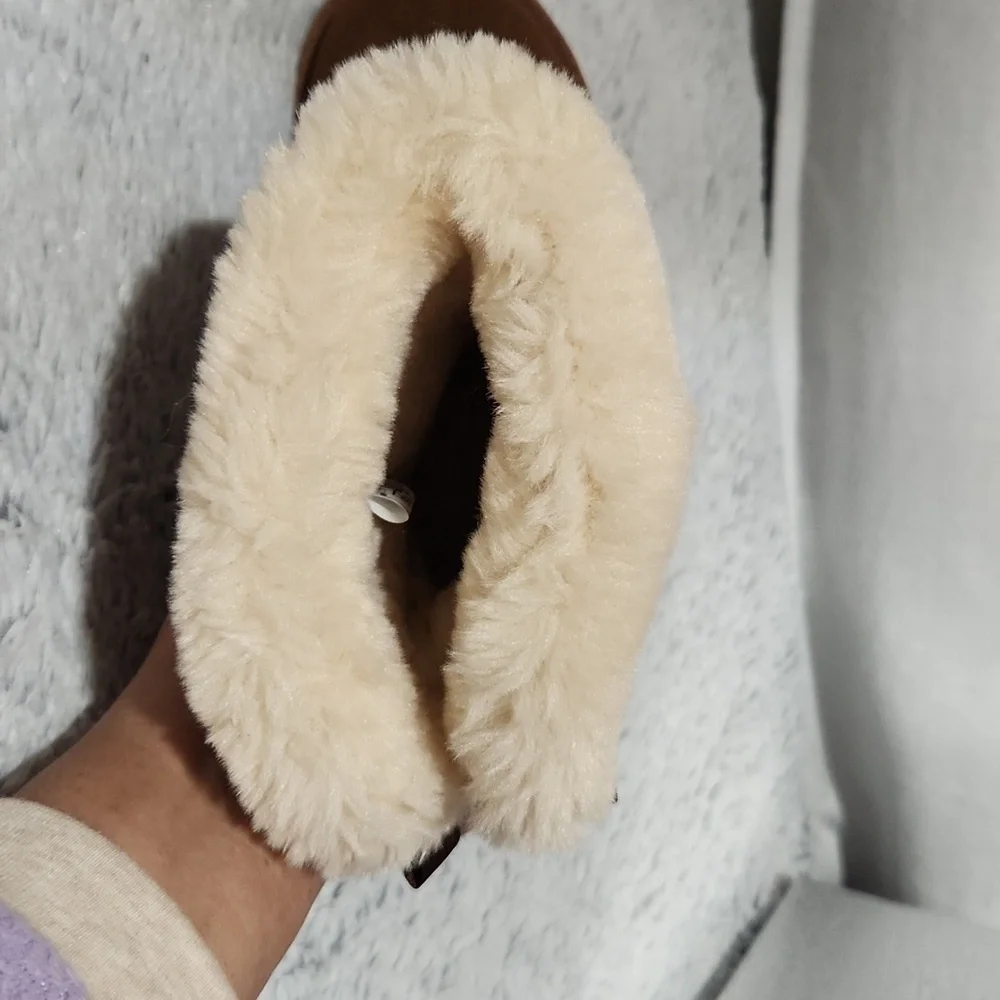 LAMO Girl  Size 2. Brown Suede Boots with Cream Fur Trim